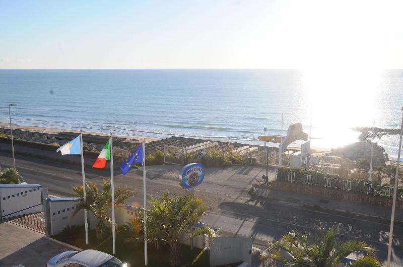 Serpa Hotel Anzio Esterno foto
